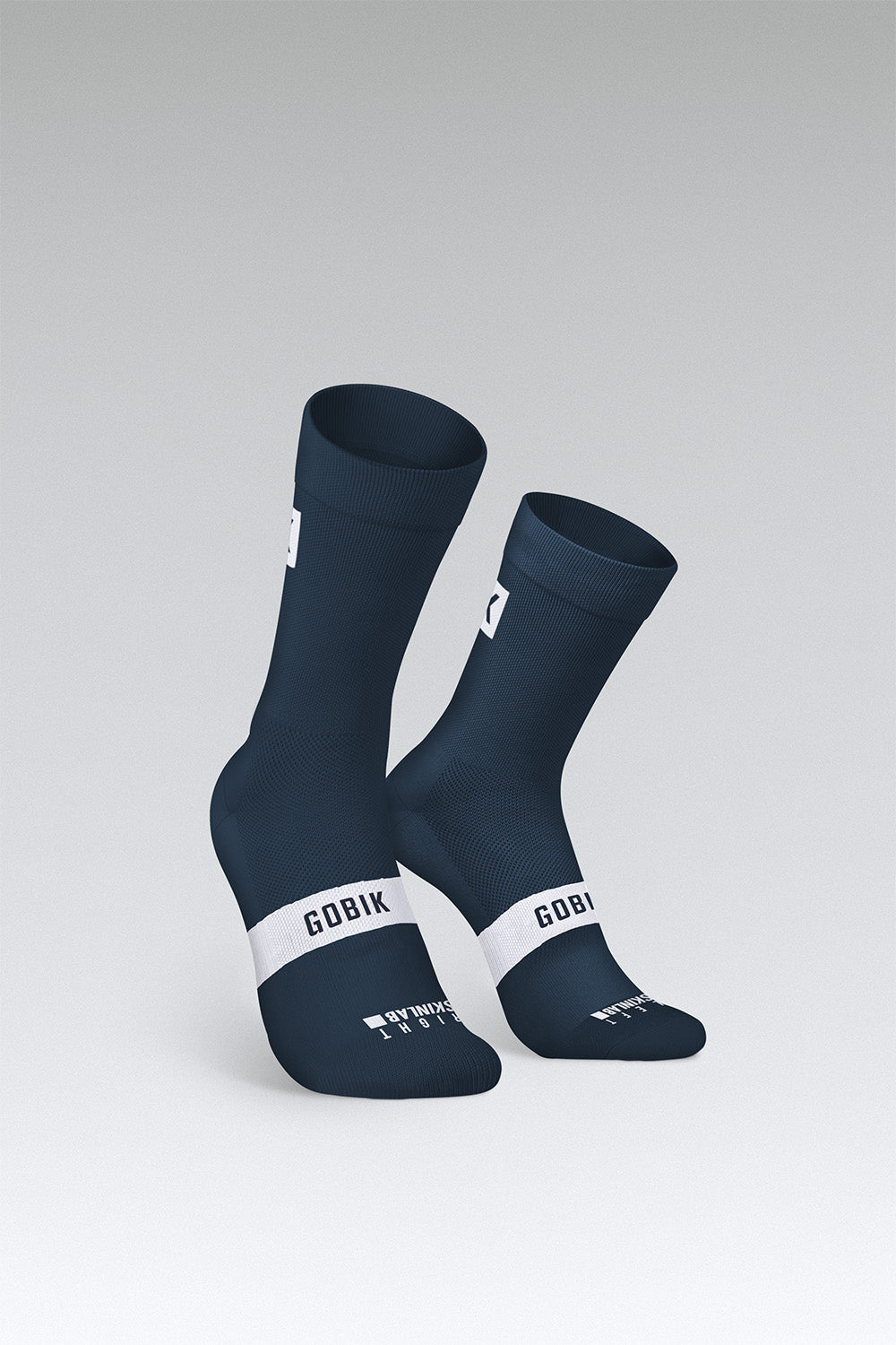 Calcetines Gobik Iro 2.0 en Navy Blue, bodegón del par de calcetines azul marino con la banda blanca del logotipo #Color_Navy Blue