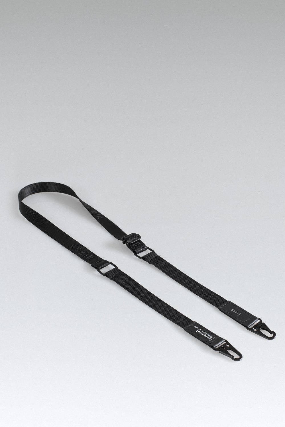 Correa Regulable Gobik Essential en True Black, bodegón de la correa negra con los mosquetones metálicos #Color_True Black