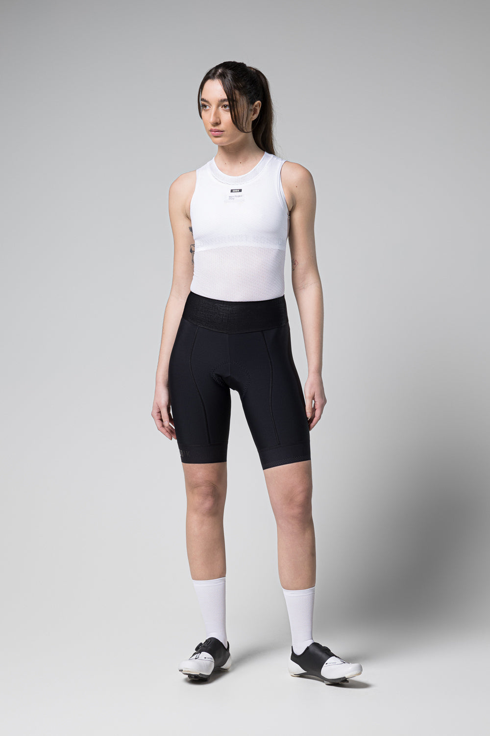 Mallas Cortas Mujer Gobik Limited 6.0 en Black, vista frontal sobre modelo #Color_Black