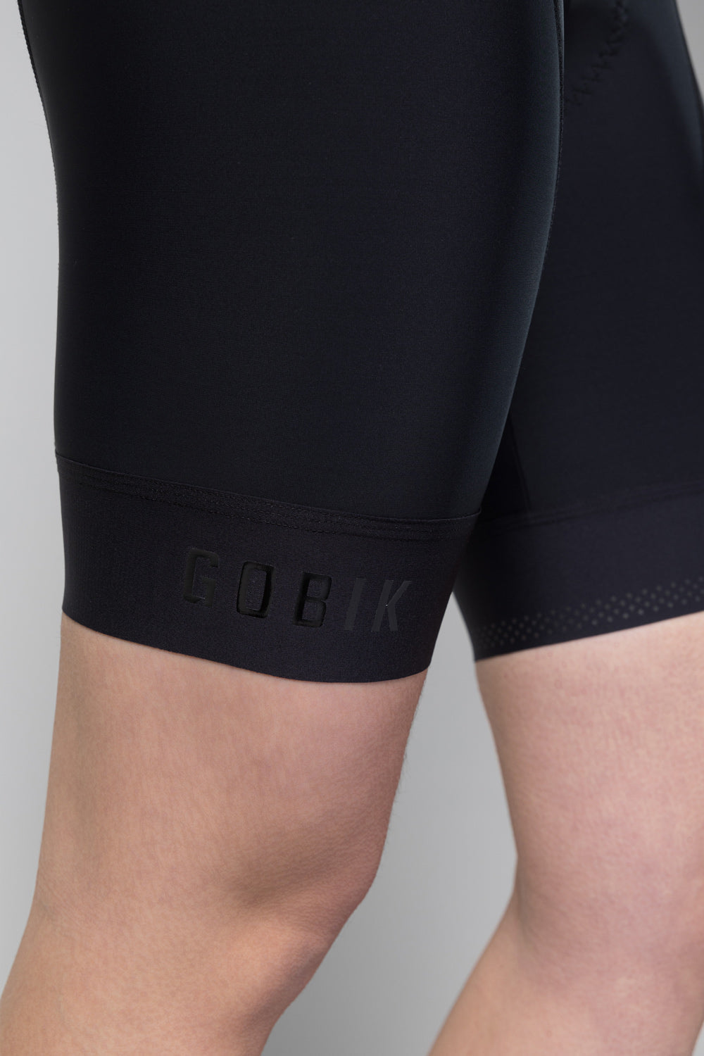 Mallas Cortas Mujer Gobik Limited 6.0 en Black, detalle del logotipo en la pernera #Color_Black