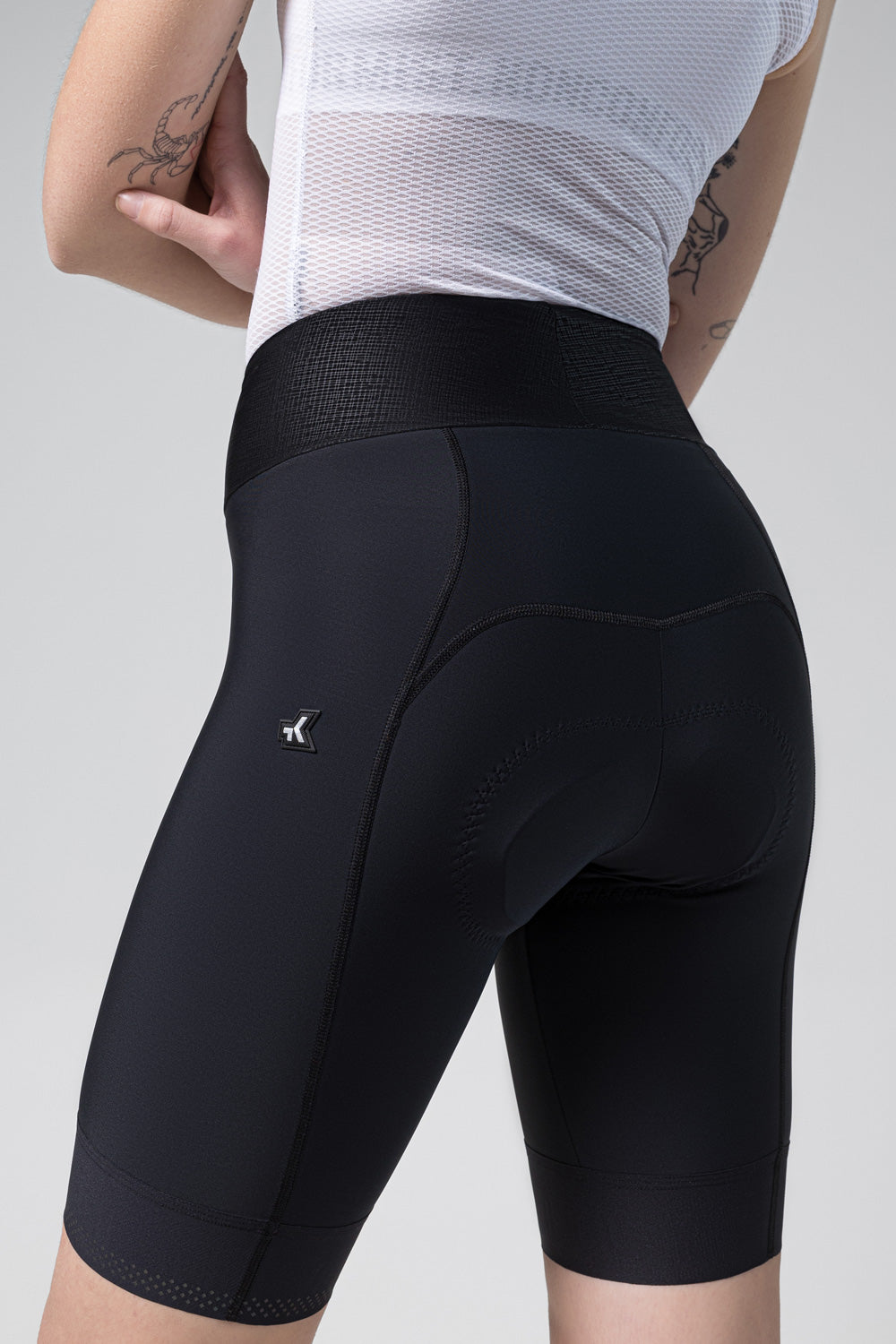 Mallas Cortas Mujer Gobik Limited 6.0 en Black, detalle de la cintura alta sobre modelo #Color_Black