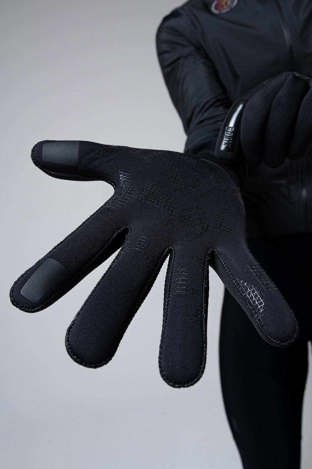 Guantes Gobik Tundra 3.0 en Black, mano abierta con el guante puesto mostrando la palma de neopreno #Color_Black