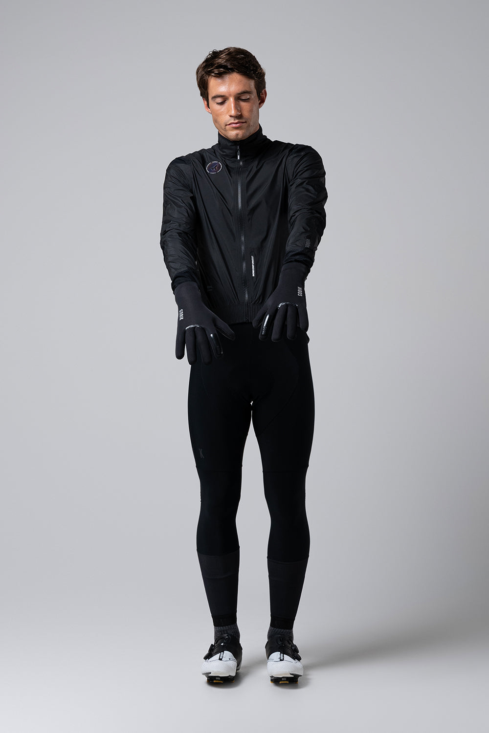 Guantes Gobik Tundra 3.0 en Black, ciclista de cuerpo entero con los guantes puestos #Color_Black