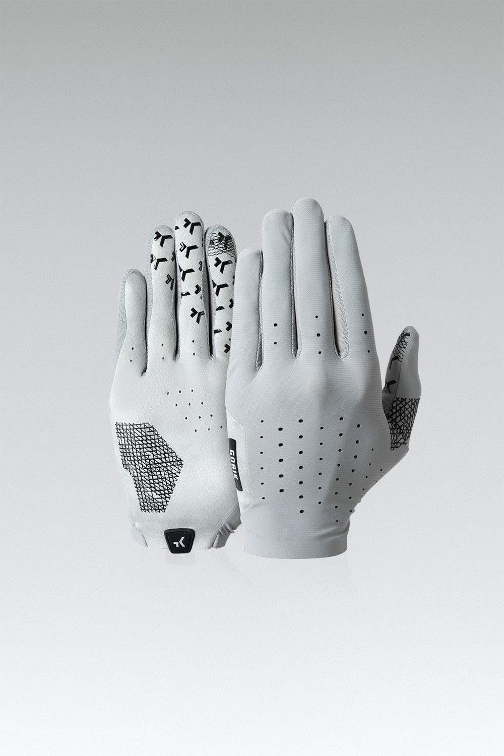 Guantes Gobik Swift Trail en Mirage Gray, bodegón del par de guantes largos con la palma y el dorso a la vista #Color_Mirage Gray
