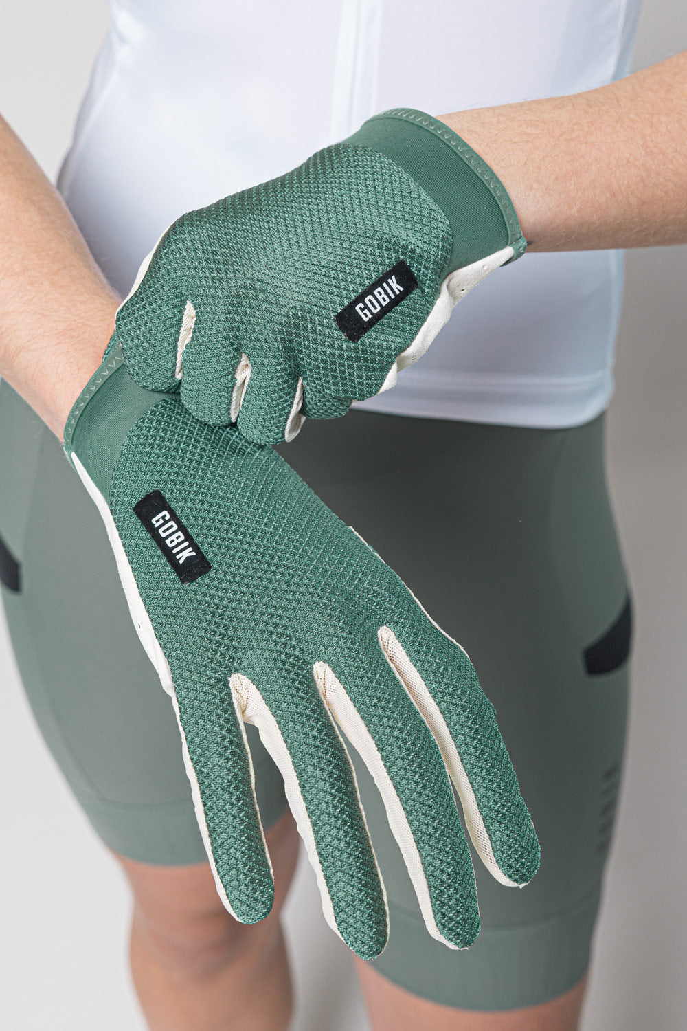 Guantes Gobik Lynx 2.0 en Hedge Green, detalle del dorso del guante sobre el culotte #Color_Hedge Green