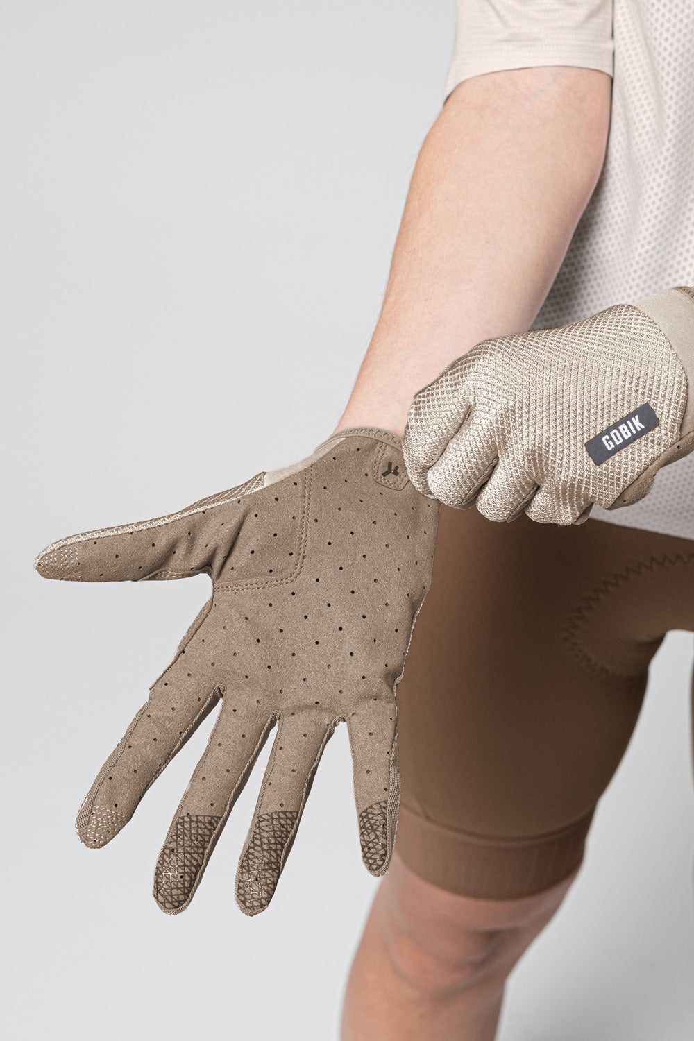 Guantes Gobik Lynx 2.0 en Tofu, detalle de la palma perforada del guante sobre modelo #Color_Tofu