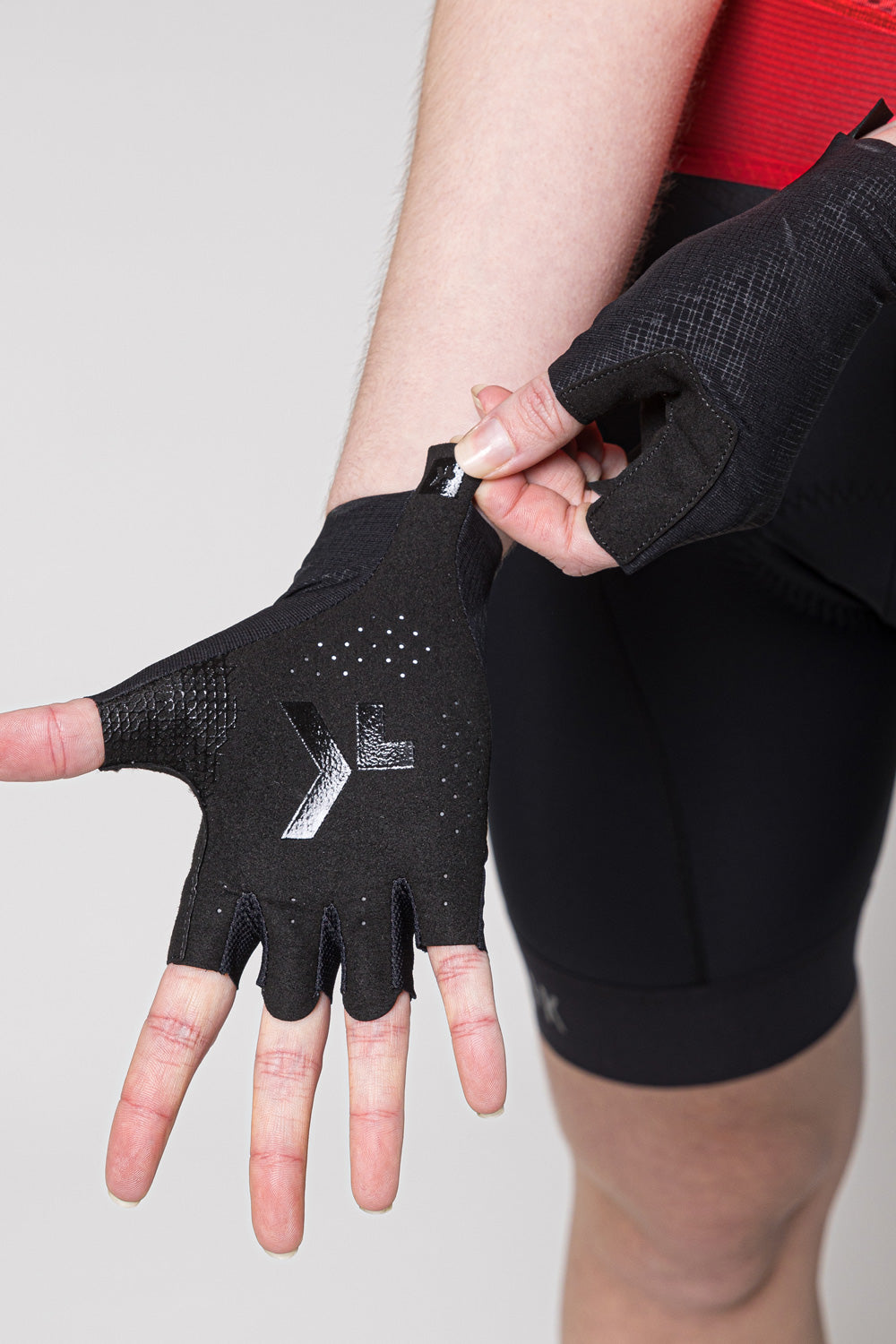 Guantes Gobik Mamba 2.0 en Black, detalle de la palma con las inserciones de silicona sobre modelo #Color_Black