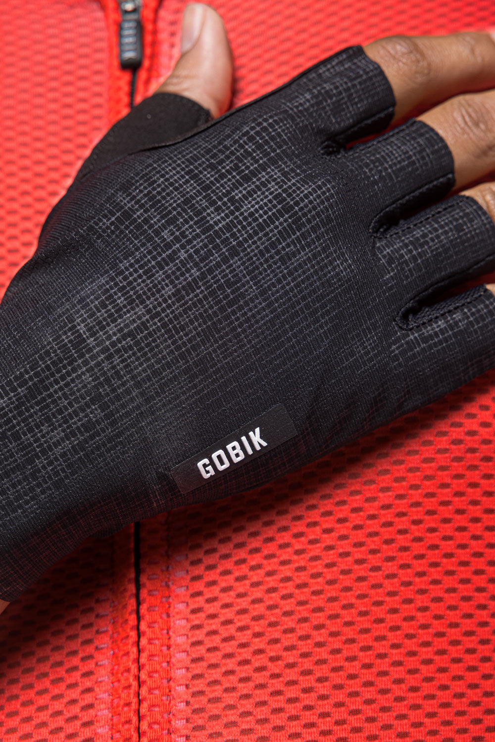 Guantes Gobik Mamba 2.0 en Black, detalle macro del dorso con el logotipo Gobik #Color_Black