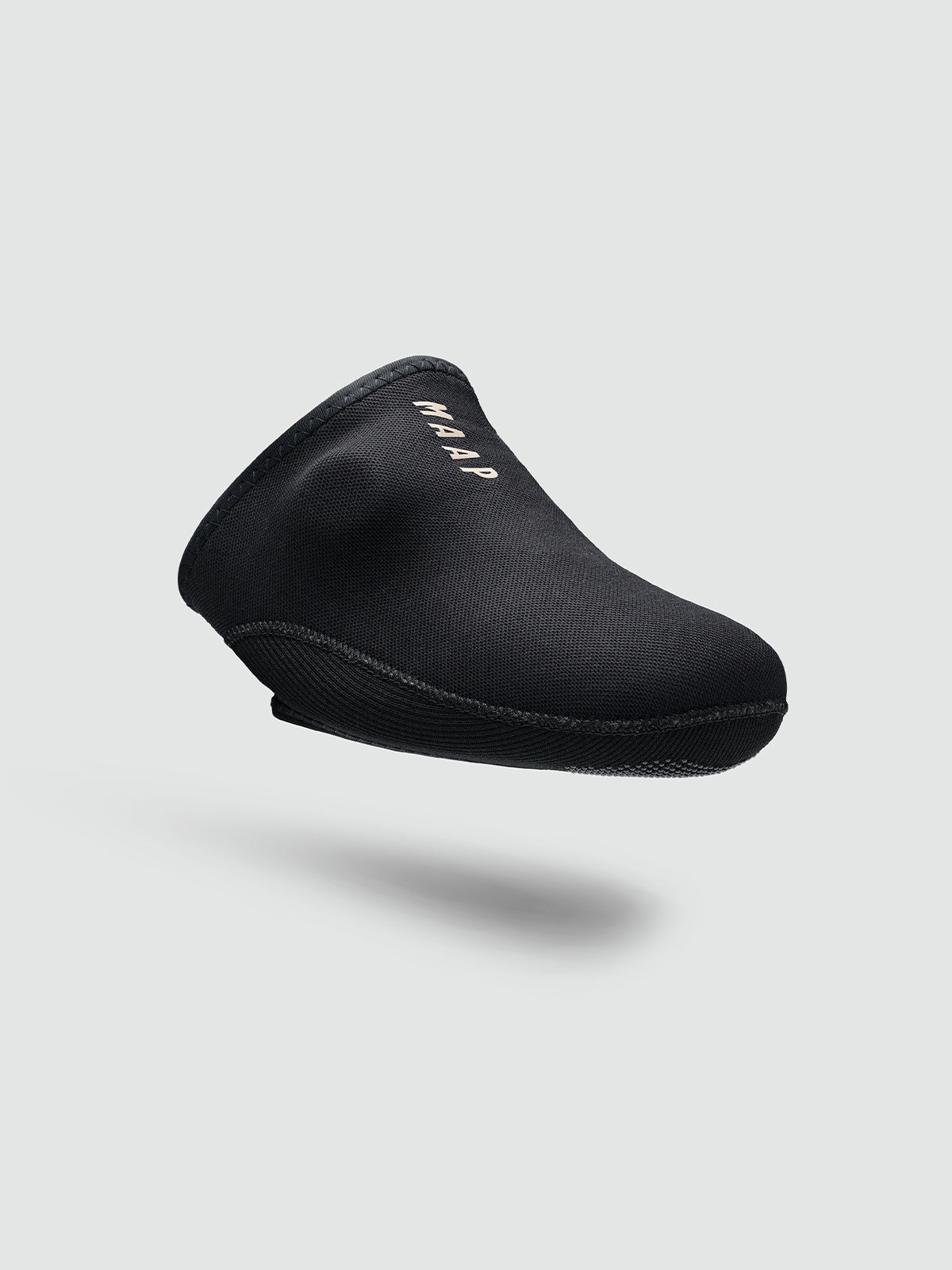 Cubrededos MAAP Neo Toe Cover en Black, colocados sobre la zapatilla #Color_Black