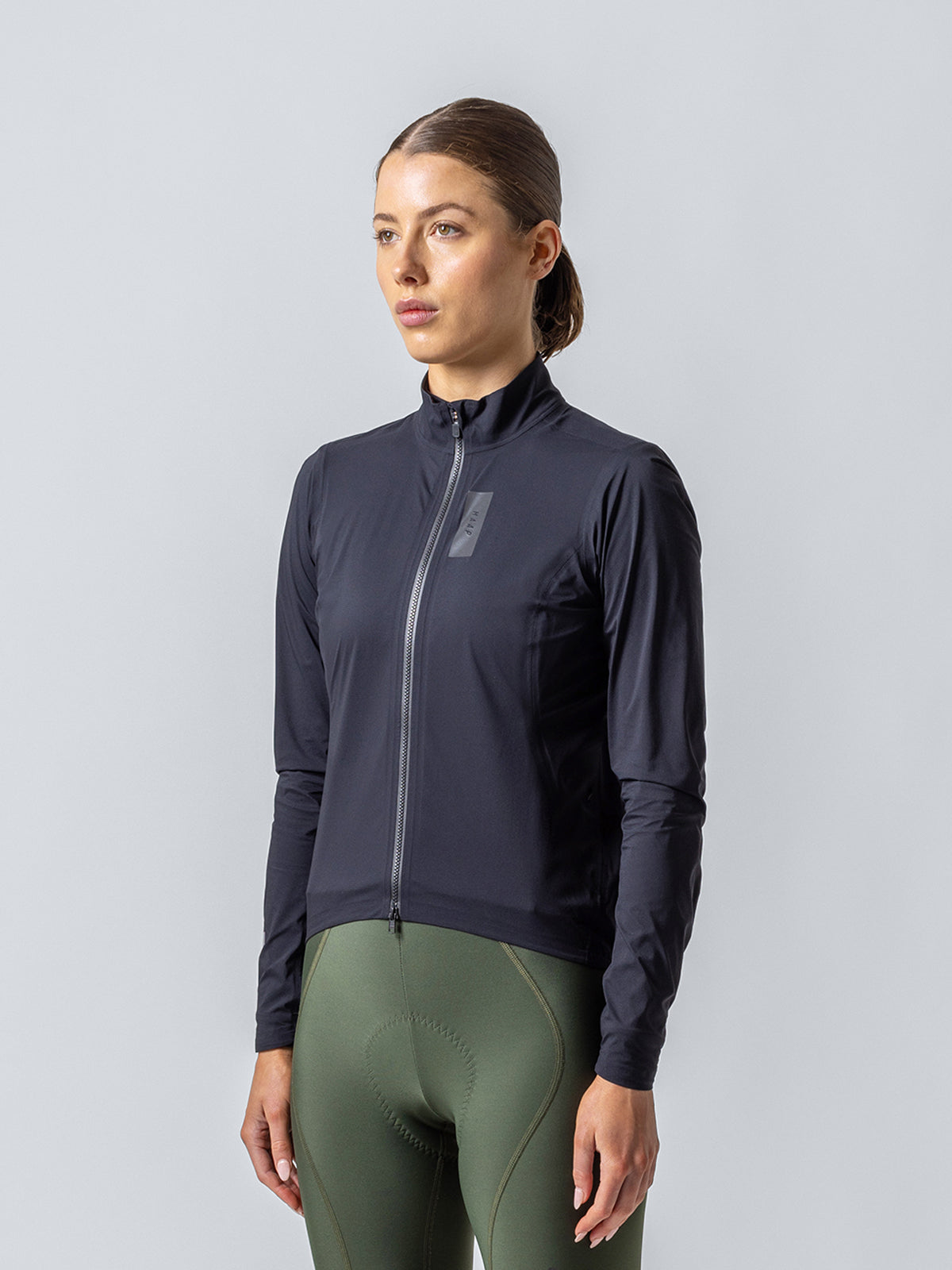 Chaqueta MAAP Women's Atmos Jacket en Black, vista sobre la bici #Color_Black