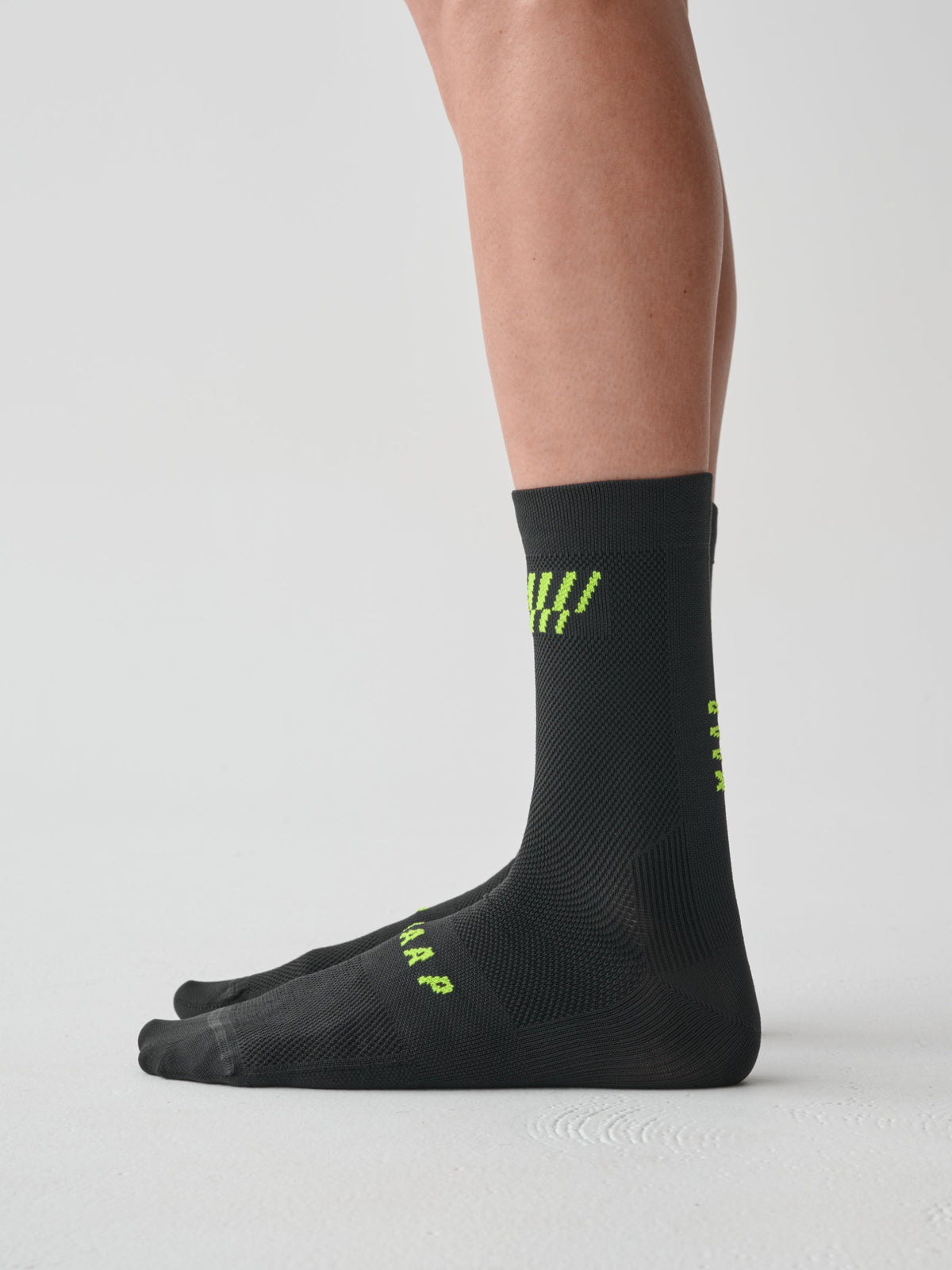 Calcetines MAAP Aerate Sock en Black, detalle de la malla #Color_Black
