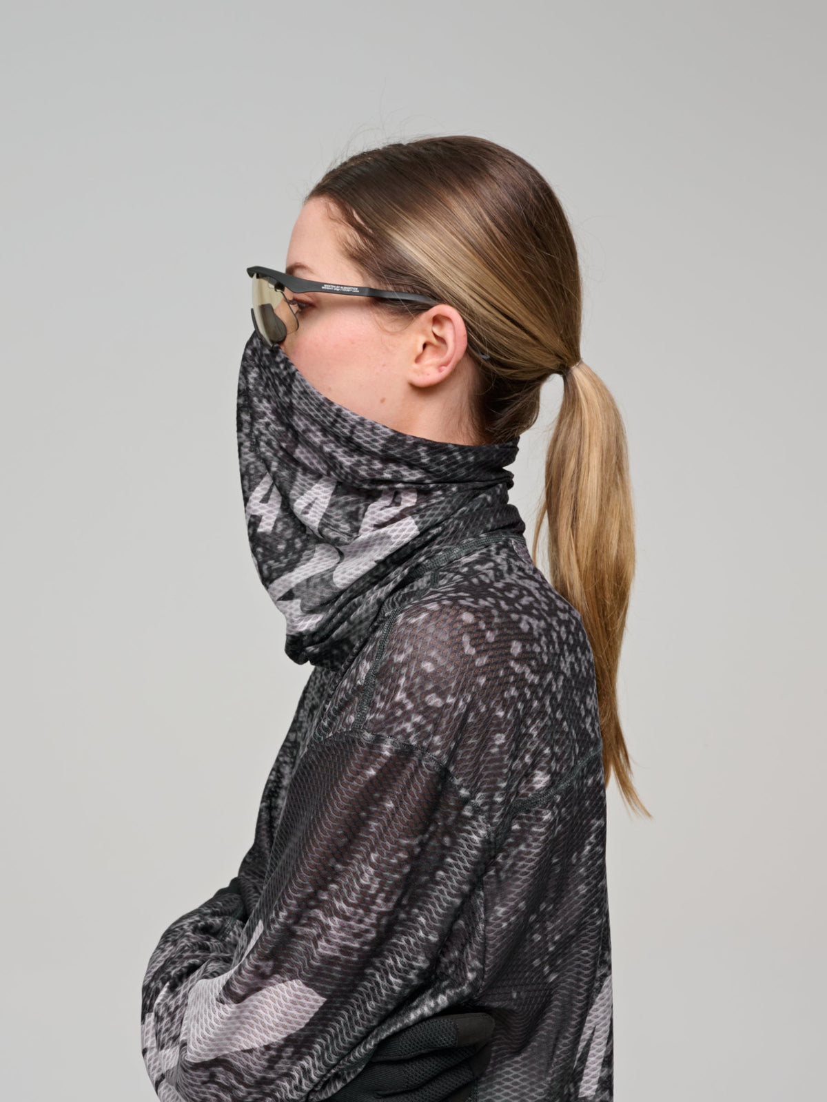 Braga de cuello MAAP Alt Road Air Mesh Neck Screen en Silver/Black, detalle de la malla #Color_Silver/Black