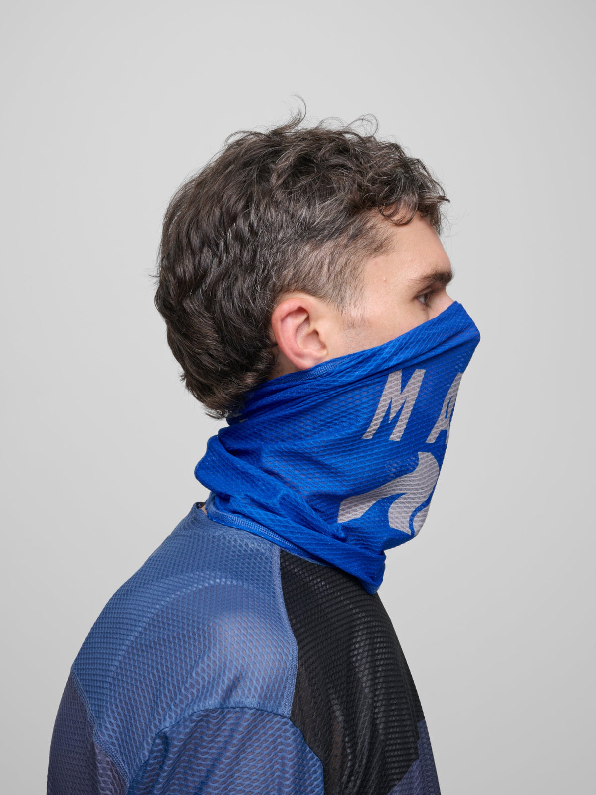 Braga de cuello MAAP Alt Road Air Mesh Neck Screen en Cobalt, vista sobre el ciclista #Color_Cobalt