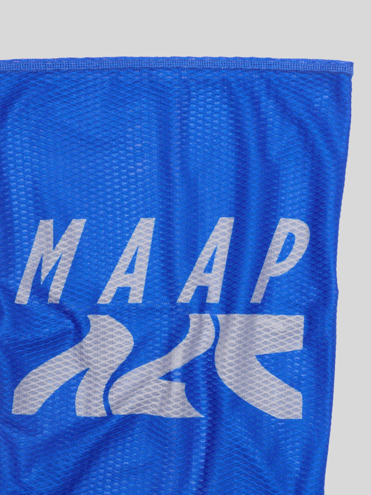 Braga de cuello MAAP Alt Road Air Mesh Neck Screen en Cobalt, detalle de la malla #Color_Cobalt