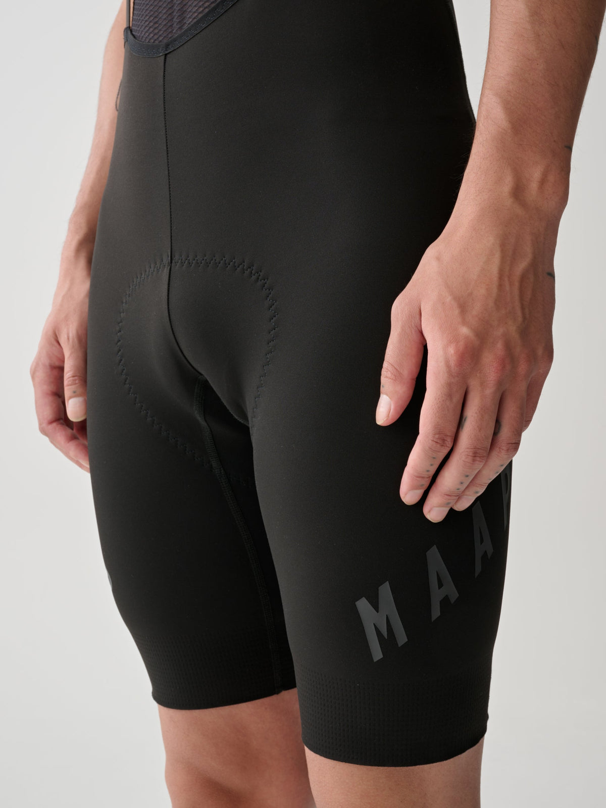 Culotte Corto Maap Aeon Bib Short en Black/Black, puesta, imagen 2 #Color_Black/Black