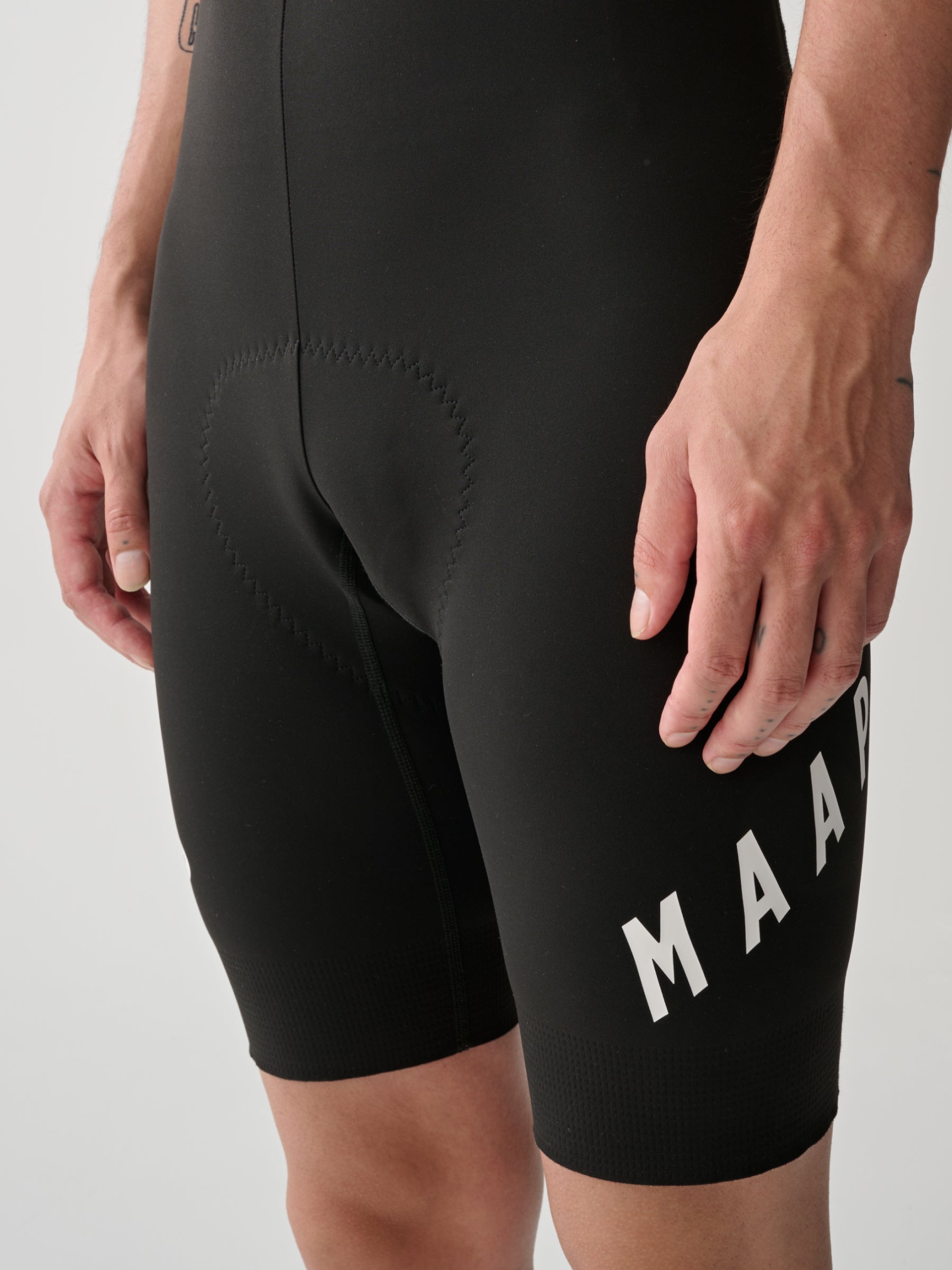 Culotte corto MAAP Aeon Bib Short en Black/White, vista alternativa #Color_Black/White