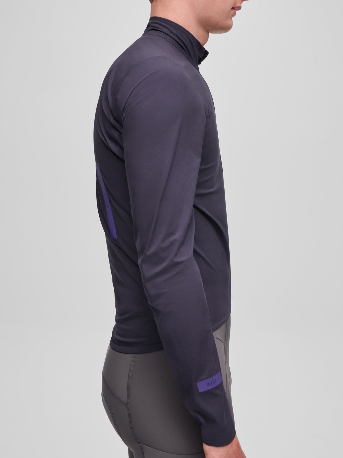 Chaqueta Maap Pro Atmos Jacket en Azul marino oscuro, puesta, imagen 2 #Color_Azul marino oscuro