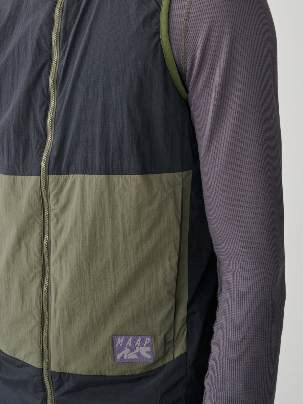 Chaleco MAAP Alt Road Insulated Vest en Black, vista trasera #Color_Black