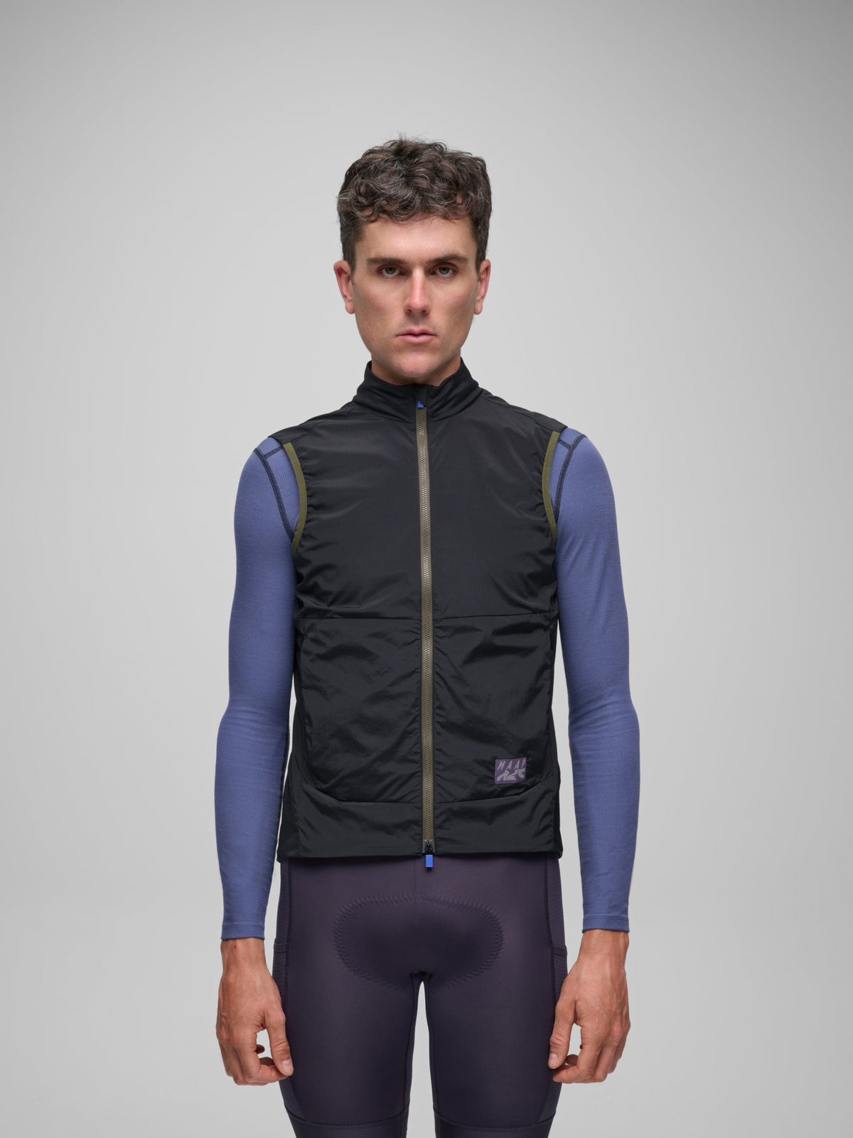 Chaleco MAAP Alt Road Insulated Vest en Black/Black, imagen principal #Color_Black/Black