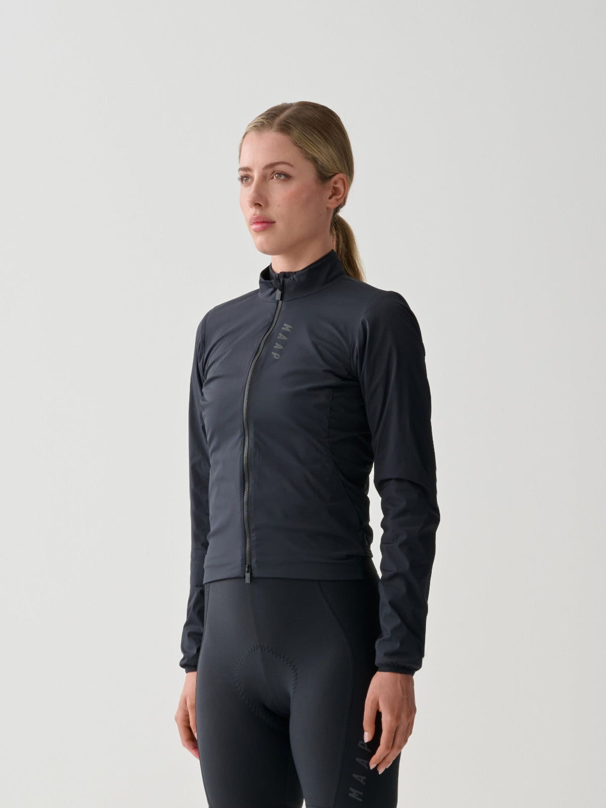 Chaqueta MAAP Women's Team Flow+ Jacket en Jet Black, vista frontal #Color_Jet Black