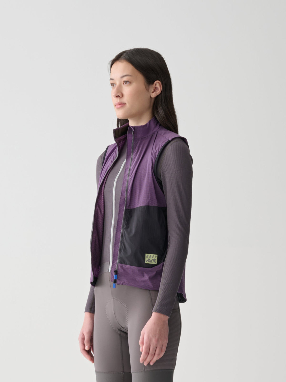 Chaleco de mujer MAAP Alt Road Insulated Vest en Agate, vista frontal #Color_Agate