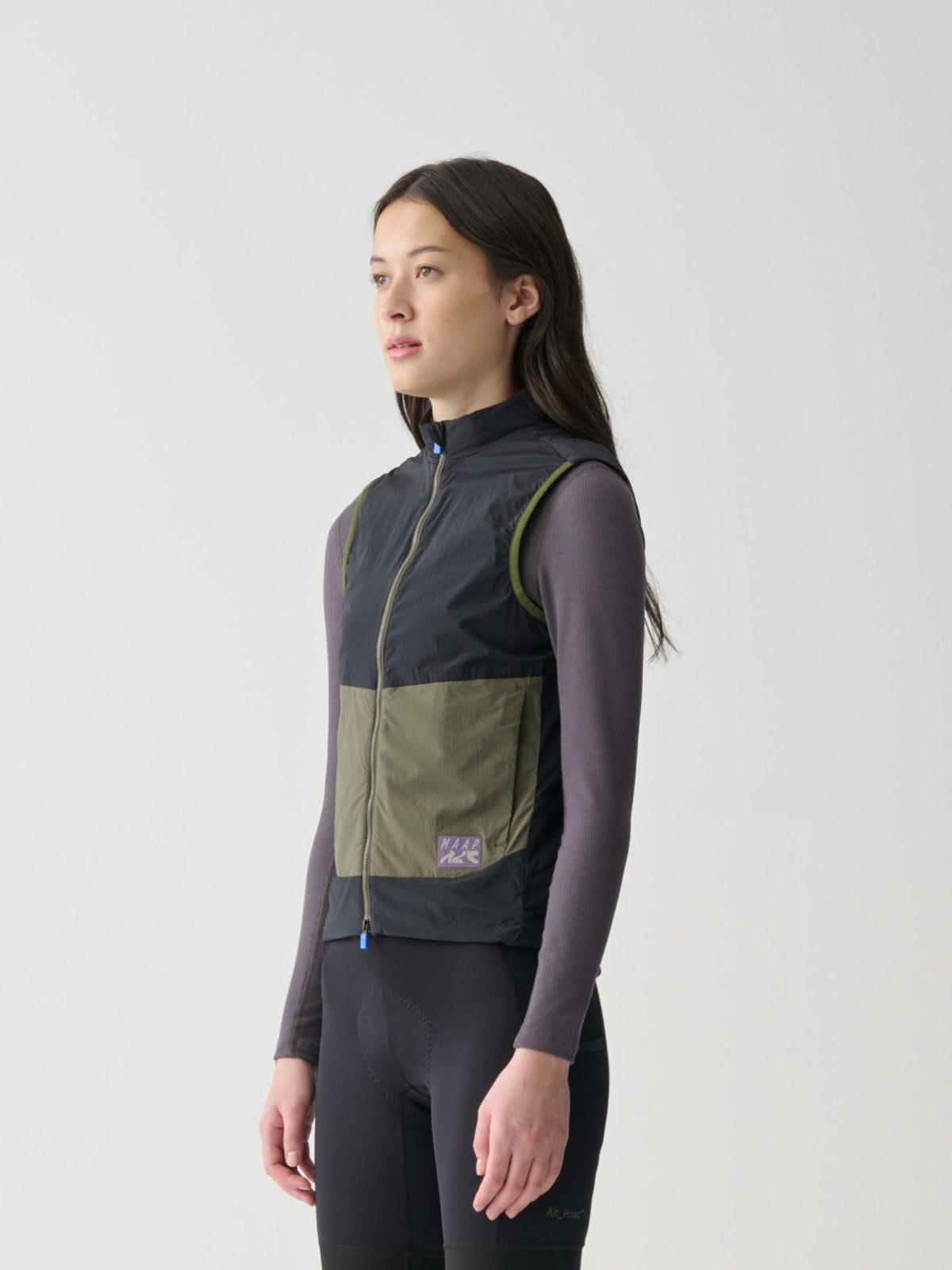 Chaleco de mujer MAAP Alt Road Insulated Vest en Black, vista frontal #Color_Black