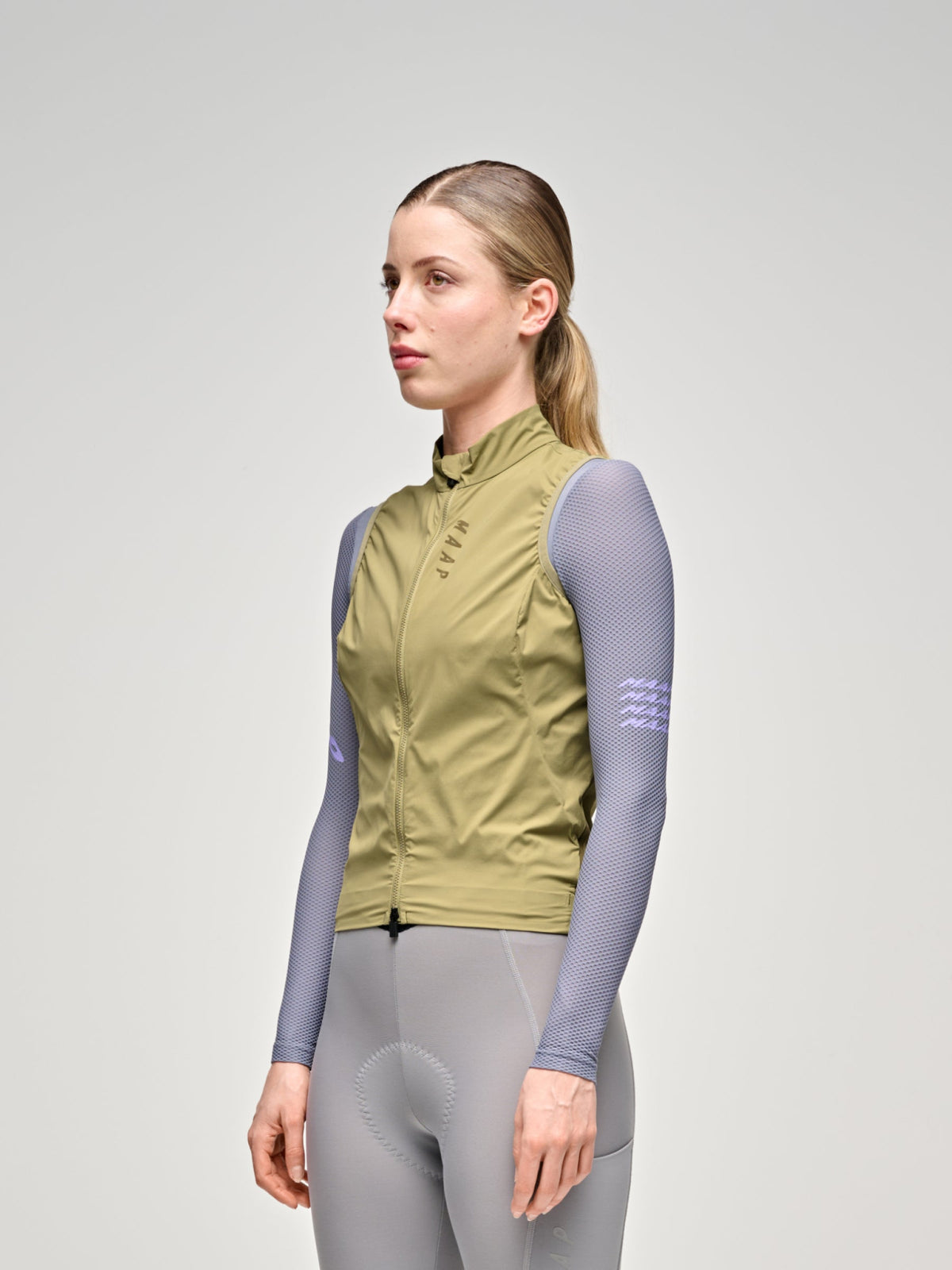 Chaleco MAAP Women's Flow Vest en Dark Ore, vista frontal #Color_Dark Ore
