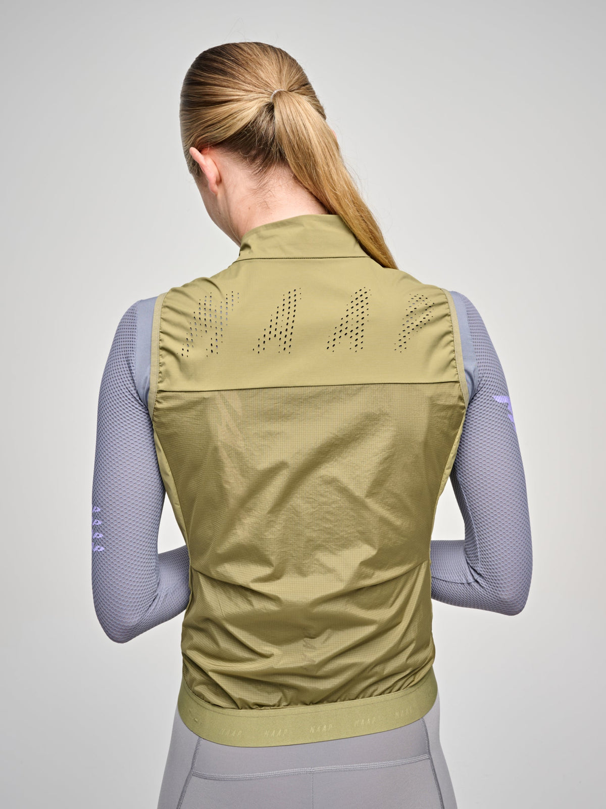 Chaleco MAAP Women's Flow Vest en Dark Ore, vista posterior #Color_Dark Ore