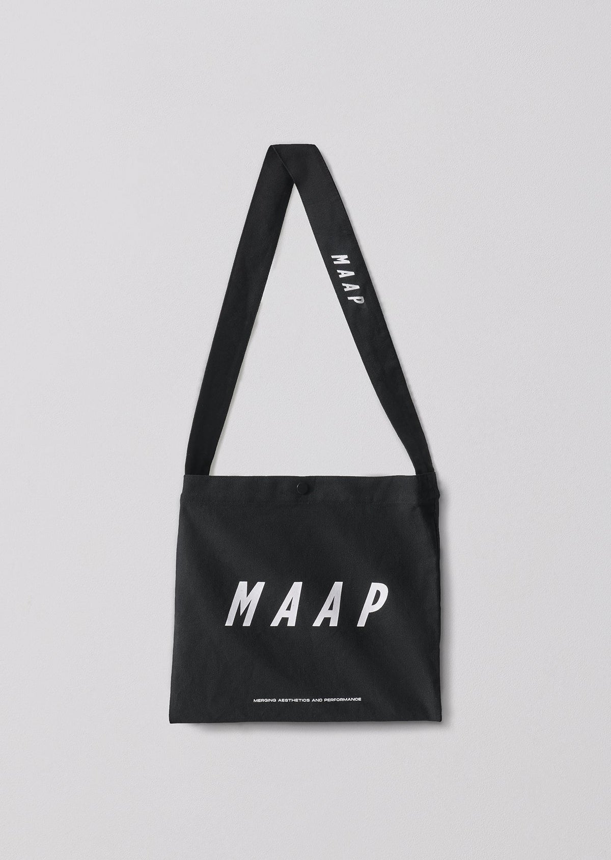 Bolsa MAAP Musette en Black, vista frontal con el logotipo #Color_Black