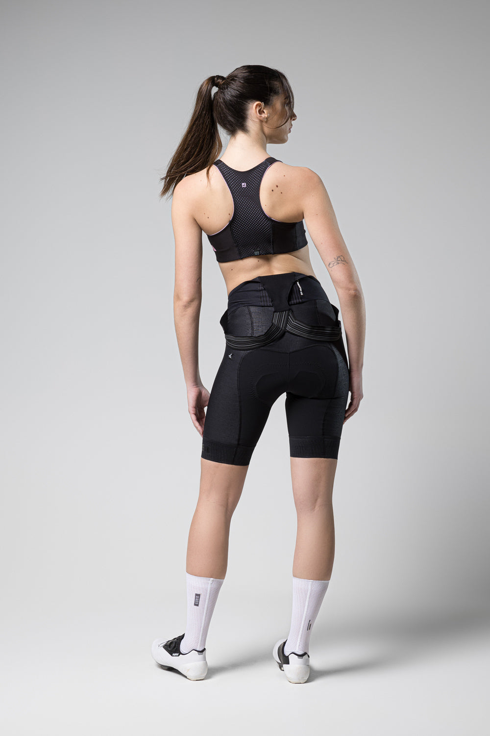 Sujetador Deportivo Gobik Core en Moonless, vista trasera de la modelo con el sujetador y el culotte #Color_Moonless