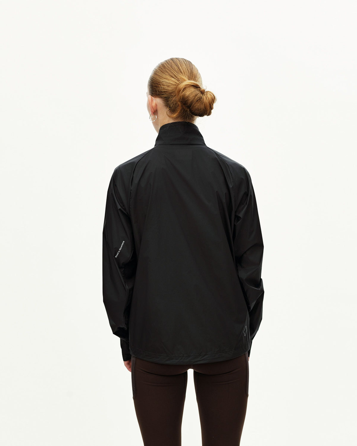 Chaqueta Pas Normal Studios Balance Windproof en Negro, puesta, vista trasera #Color_Negro