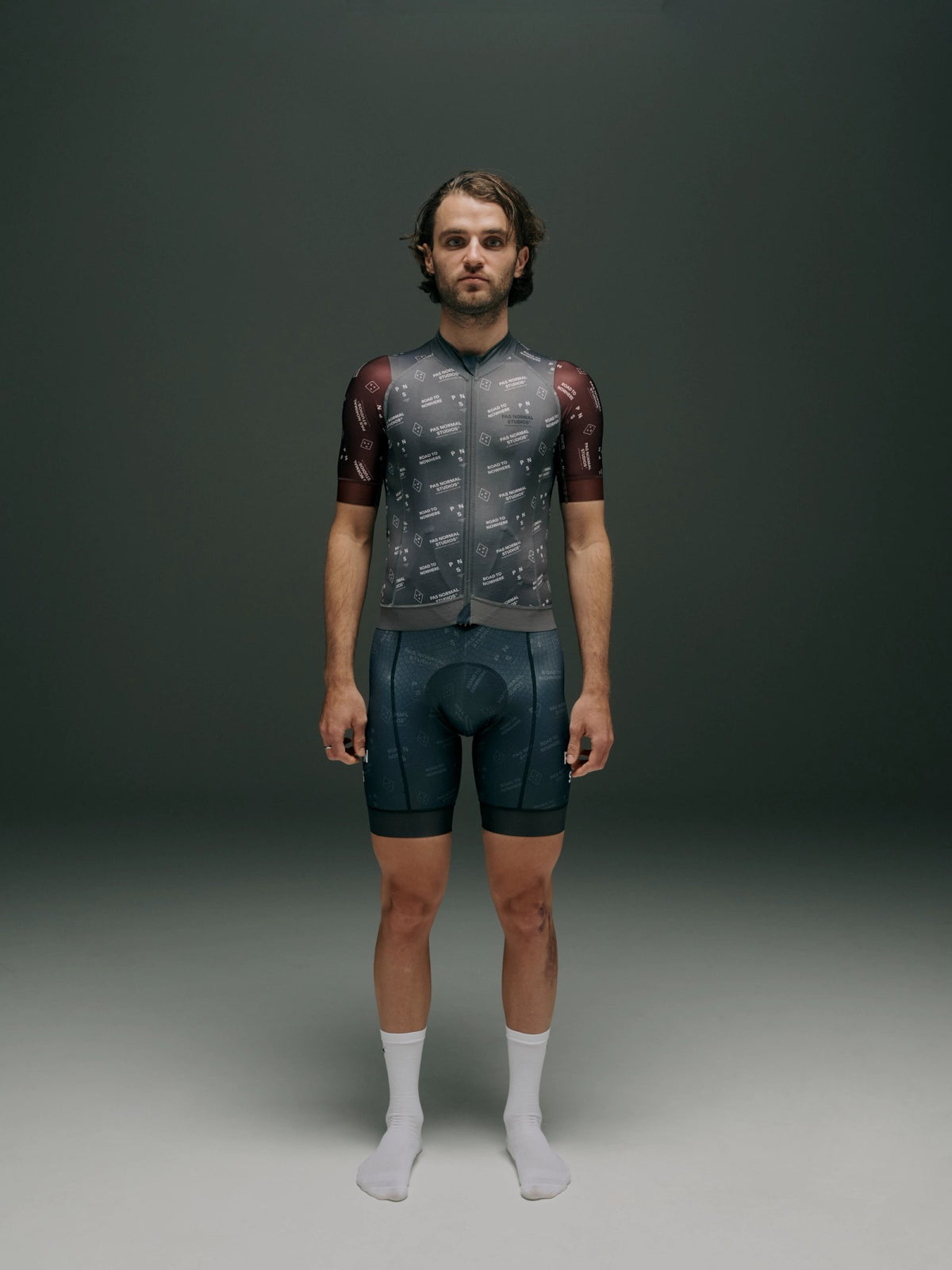 Maillot Corto Pas Normal Studios Mechanism en Grey Contrast, vista frontal sobre ciclista #Color_Grey Contrast
