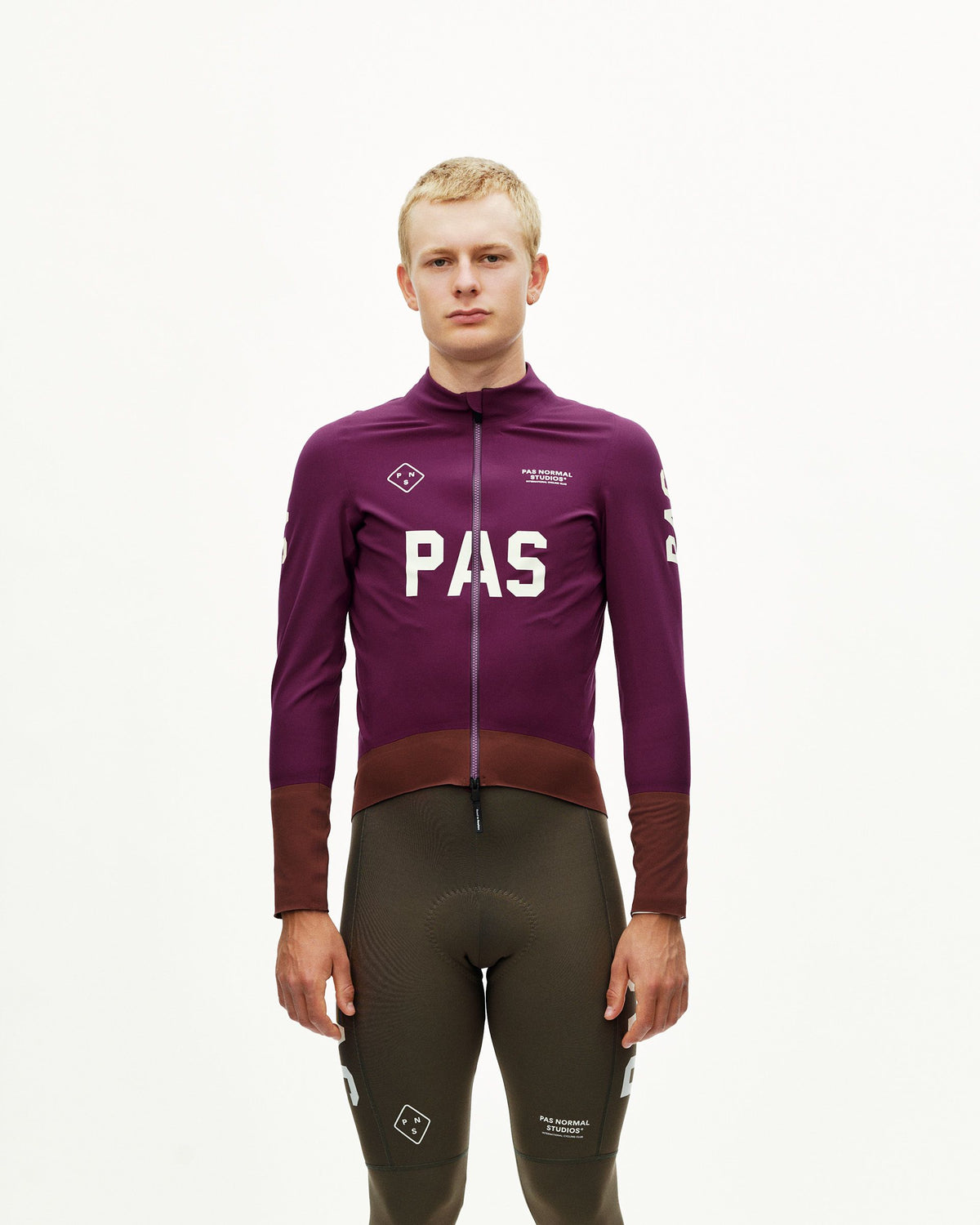 Chaqueta Térmica Hombre Pas Normal Studios PAS Mechanism Thermal en Dark Purple, sobre el ciclista #Color_Dark Purple