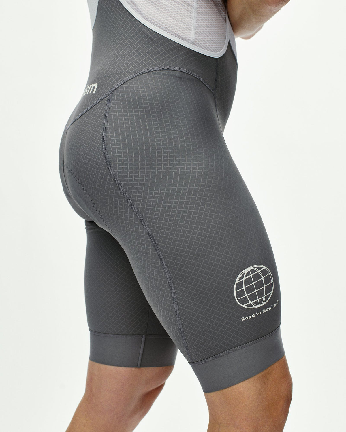 Culotte corto Pas Normal Studios Mechanism Logo en Medium Grey, llevado por el modelo, vista lateral #Color_Medium Grey