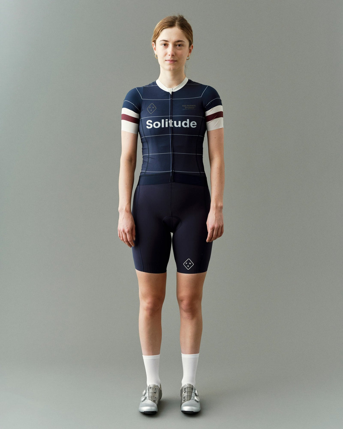 Maillot Mujer Pas Normal Studios Solitude Late Drop en Navy, sobre ciclista #Color_Navy