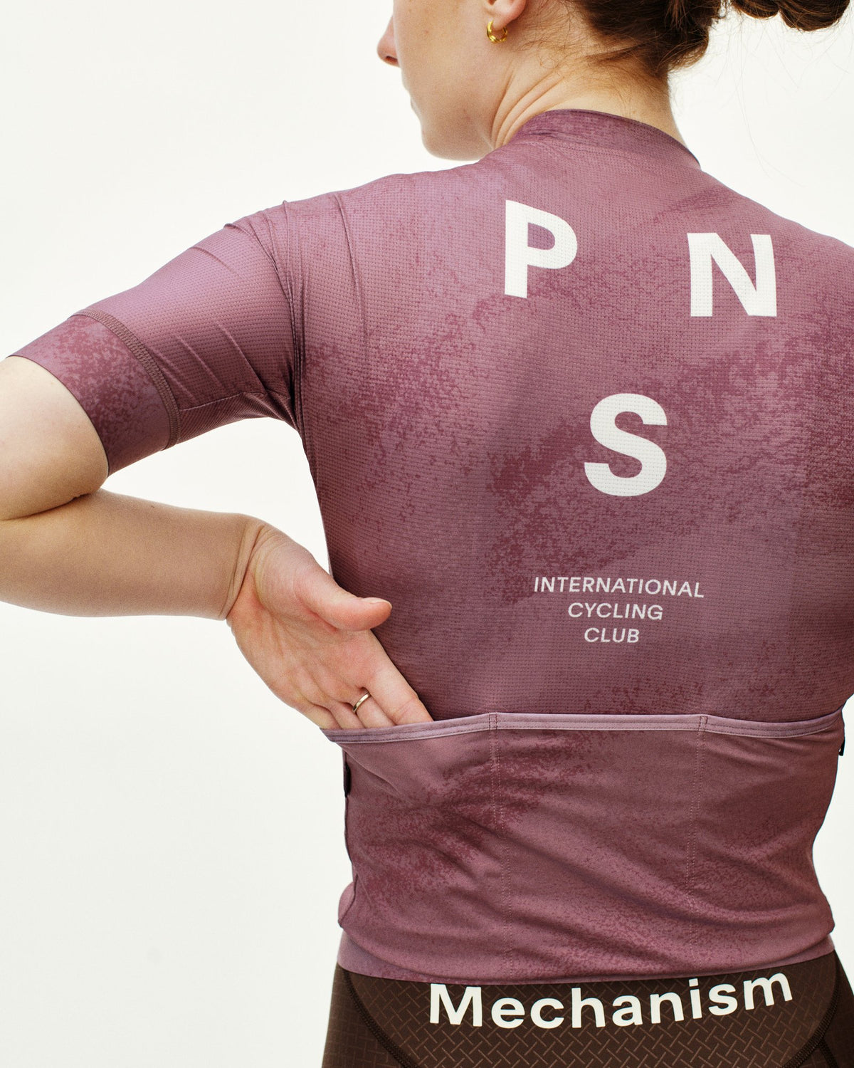 Maillot Corto Mujer Pas Normal Studios Mechanism en AOP Dark Mauve, detalle de la espalda #Color_AOP Dark Mauve