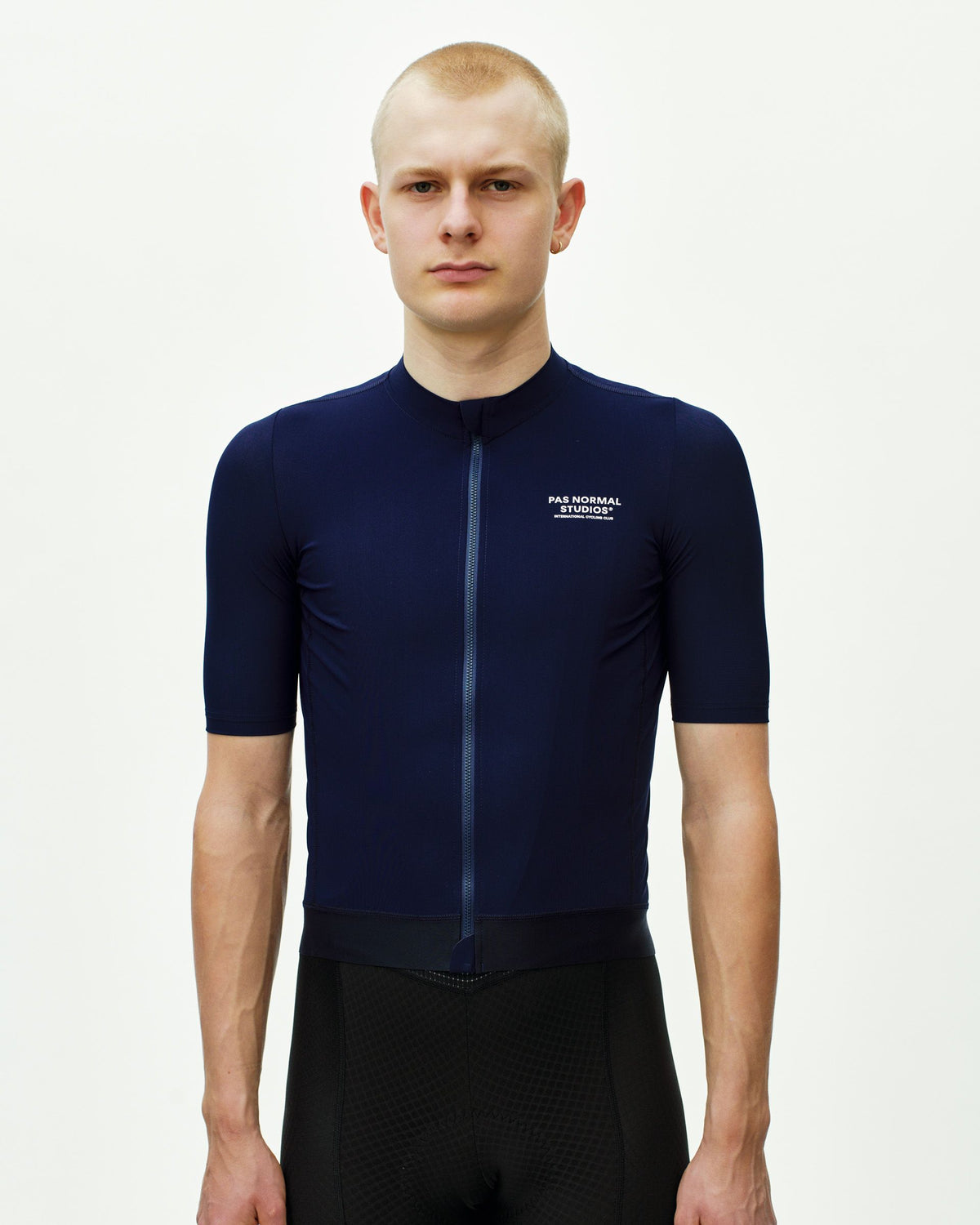 Maillot Corto Pas Normal Studios Essential en Navy, vista frontal sobre ciclista #Color_Navy