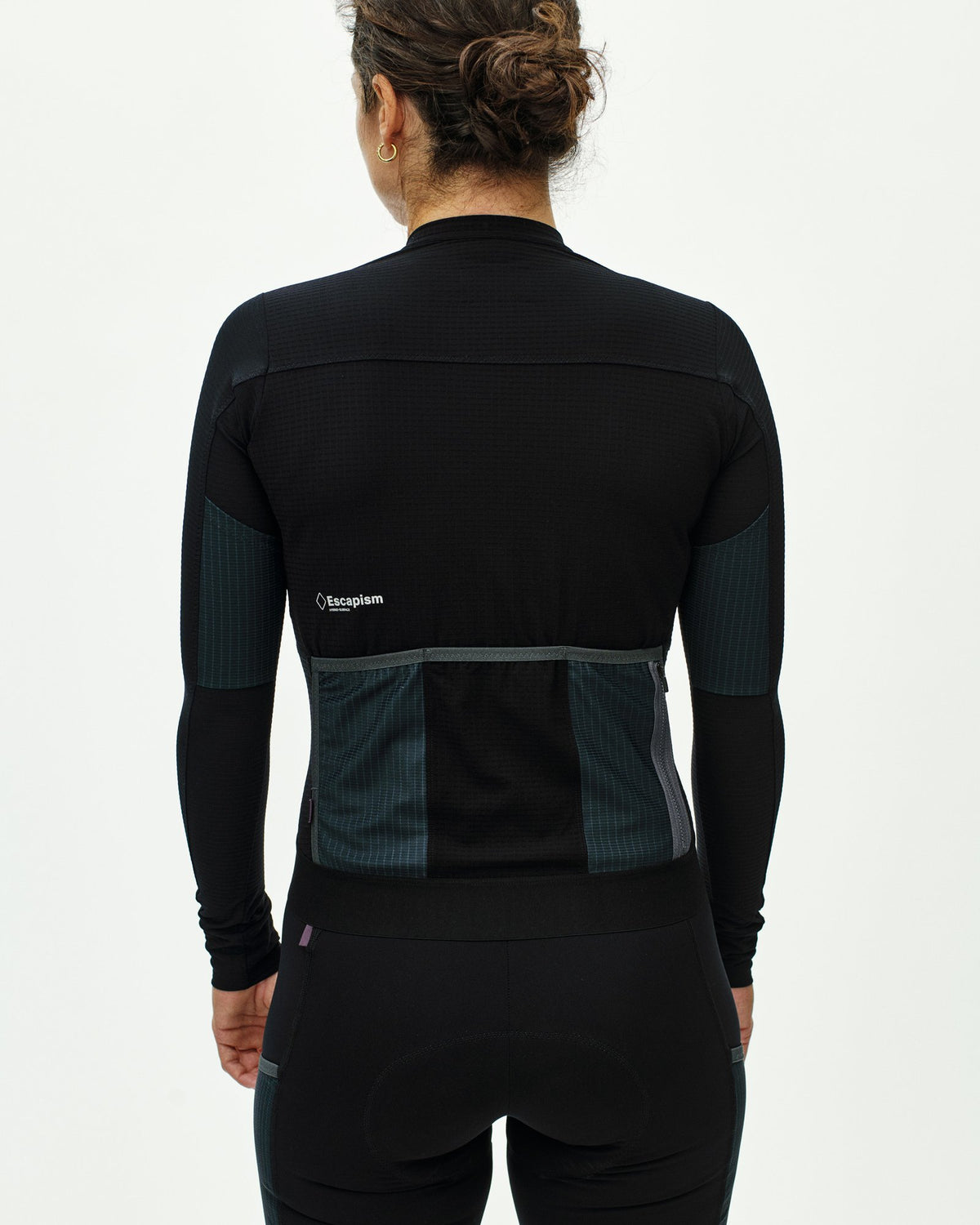 Maillot largo de mujer Pas Normal Studios Escapism en Black, de espaldas sobre la ciclista #Color_Black