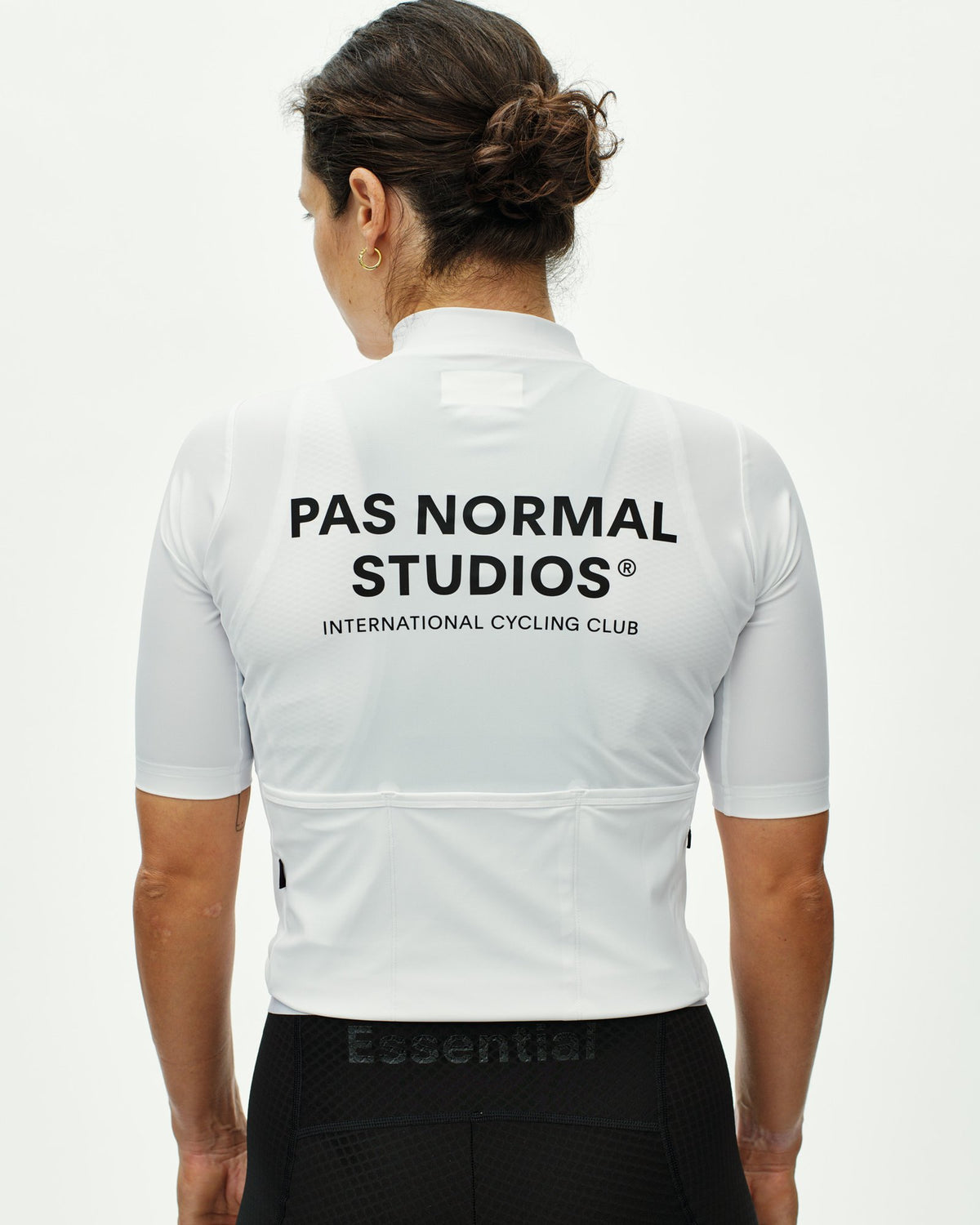 Maillot corto de mujer Pas Normal Studios Essential en White, vista trasera sobre la ciclista #Color_White