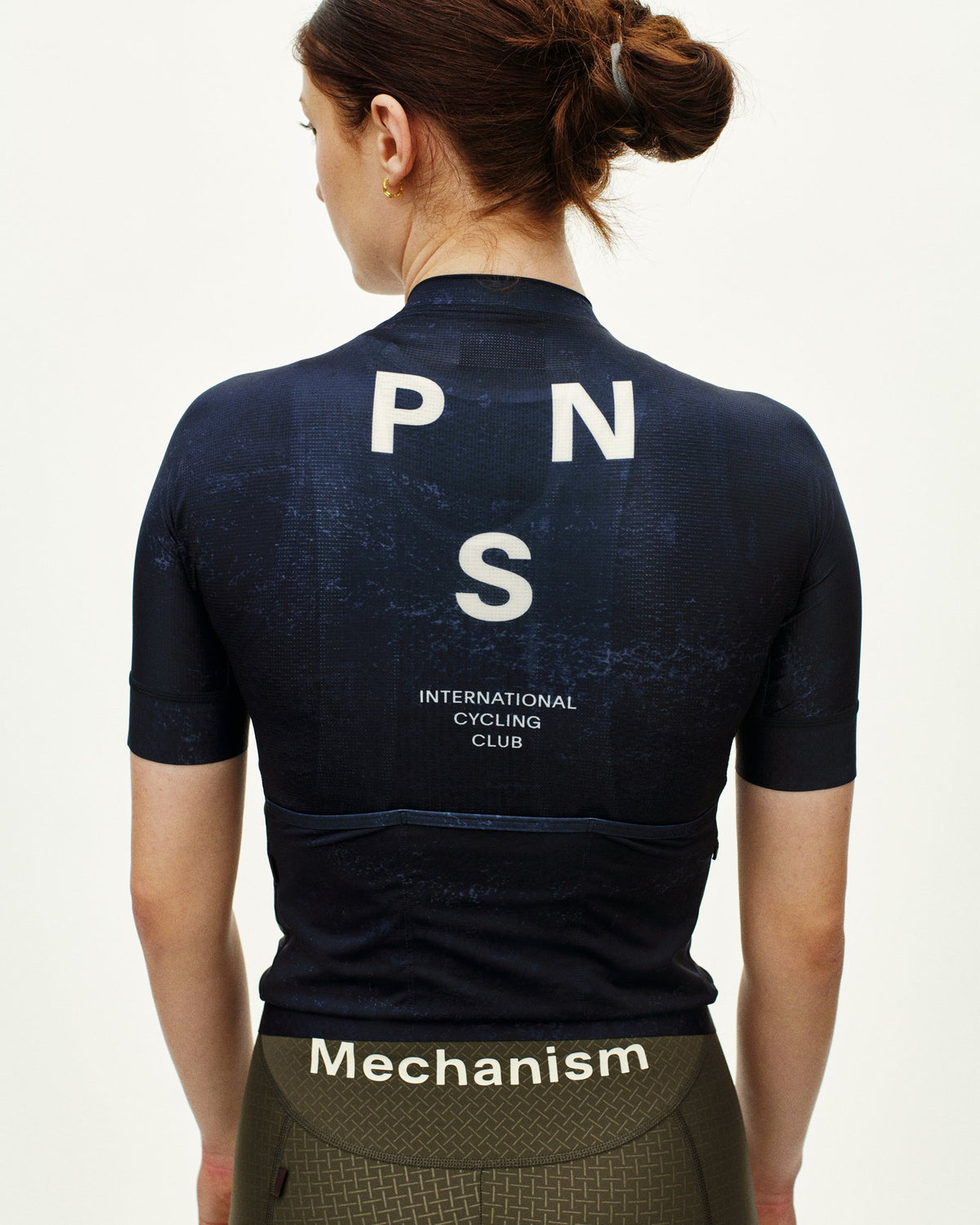 Maillot Corto Mujer Pas Normal Studios Mechanism en AOP Indigo, foto de modelo trasera #Color_AOP Indigo