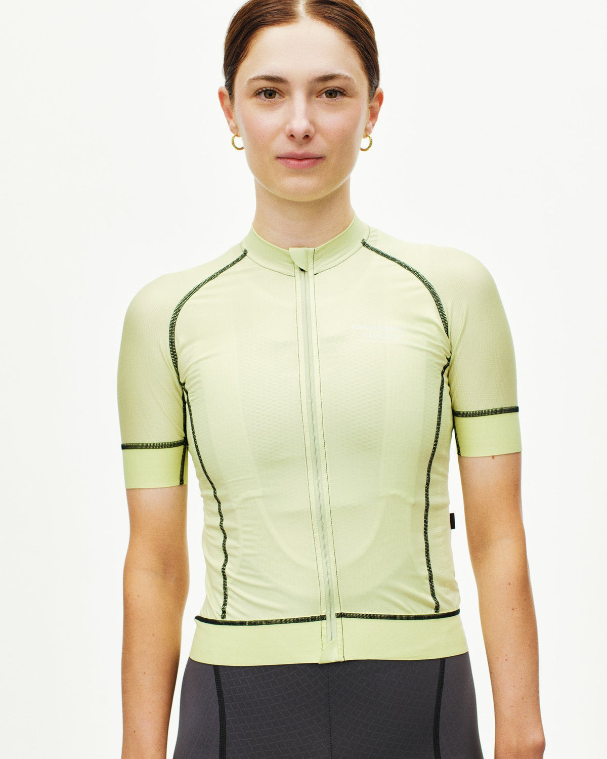 Maillot Corto Mujer Pas Normal Studios Mechanism en Dusty Lime, foto de modelo frontal #Color_Dusty Lime