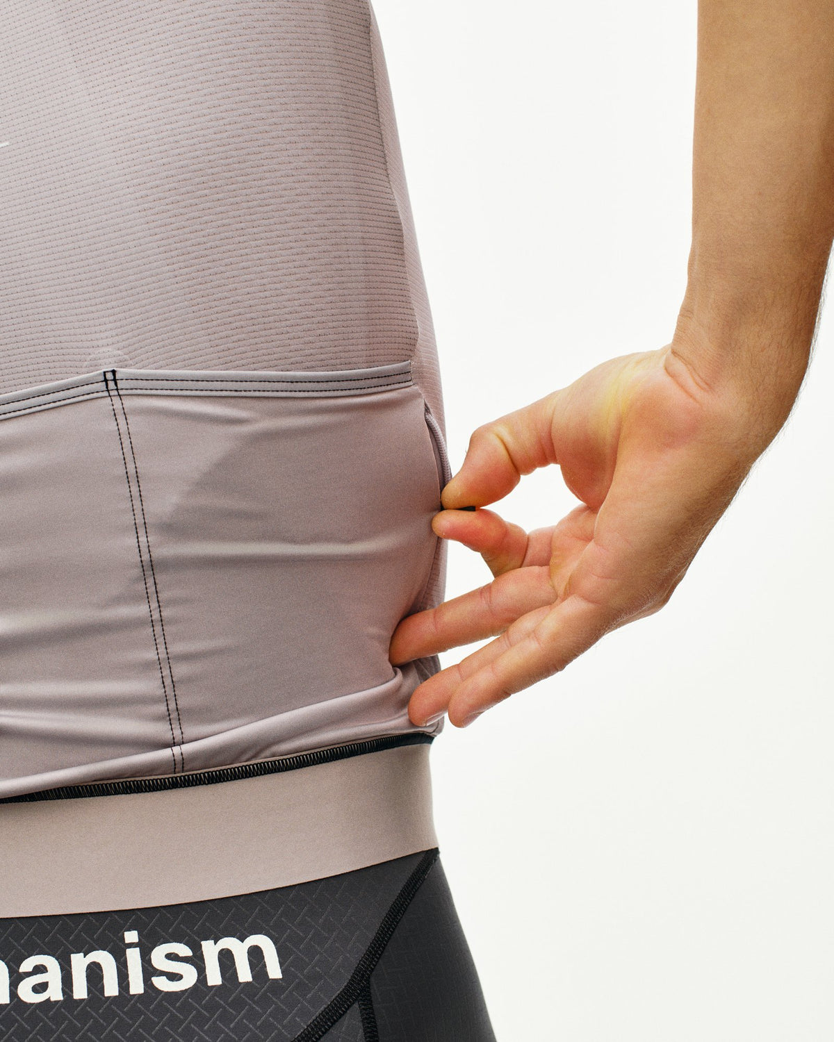 Maillot Corto Pas Normal Studios Mechanism en Haze, vista trasera sobre ciclista #Color_Haze
