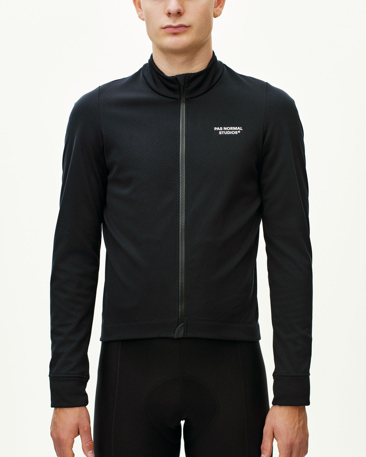Maillot Largo Pas Normal Studios Essential Thermal en Black, vista frontal sobre ciclista #Color_Black