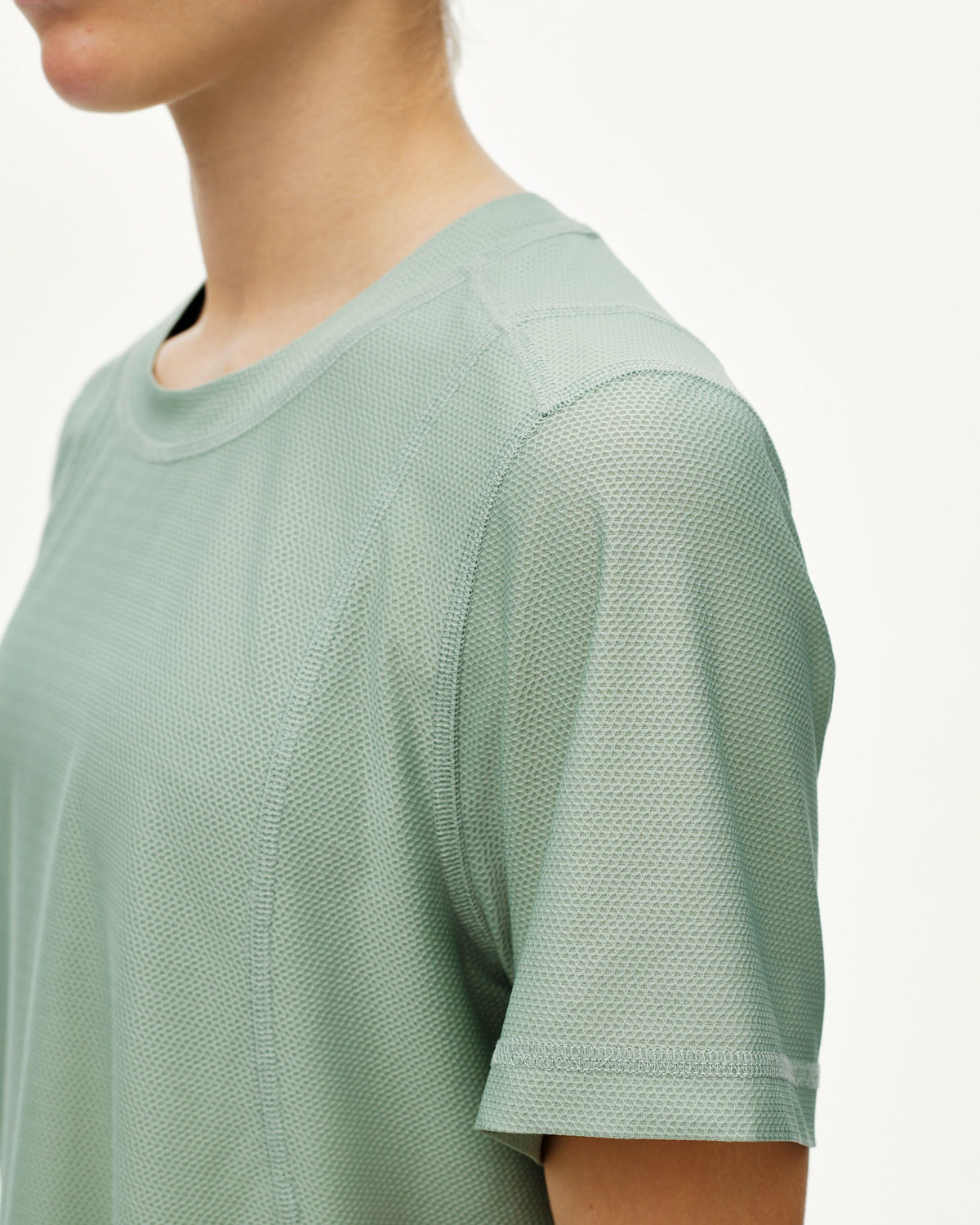 Camiseta Mujer Pas Normal Studios Balance en Green Sage, puesta, vista tres cuartos #Color_Green Sage