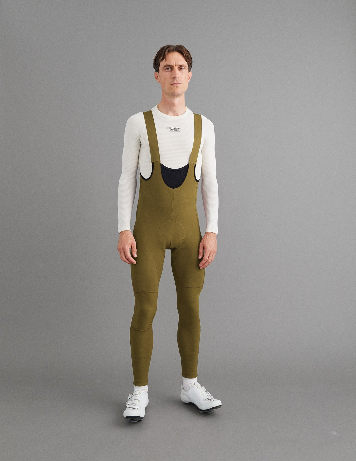Culotte largo Pas Normal Studios Mechanism Deep Winter en Brown Olive, llevado por el modelo, vista frontal #Color_Brown Olive