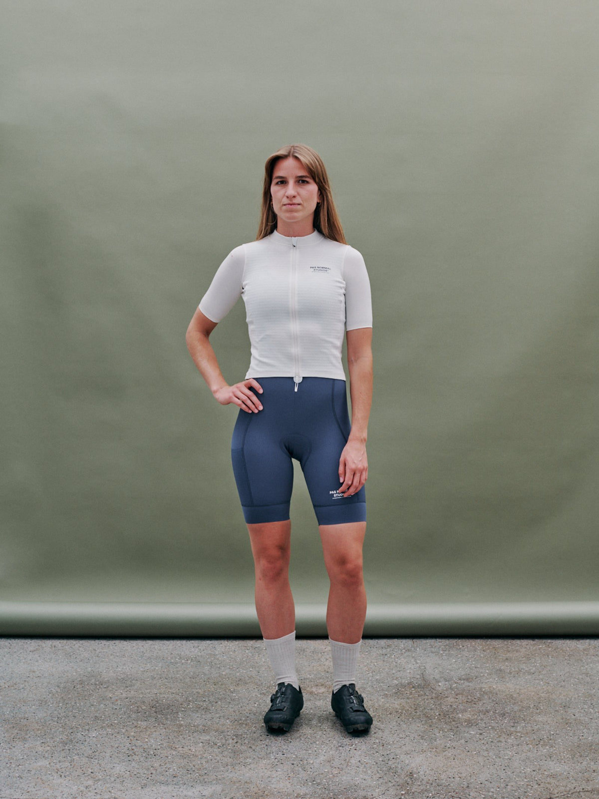Maillot corto de mujer Pas Normal Studios Escapism Wool en Off White, sobre la ciclista #Color_Off White