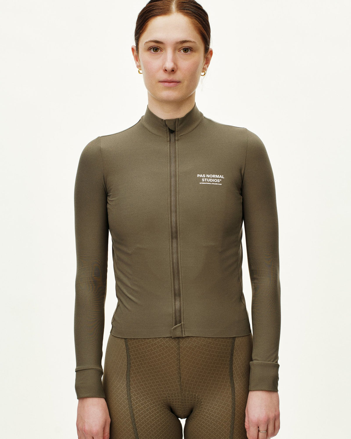 Maillot Largo Mujer Pas Normal Studios Mechanism en Mud, sobre ciclista #Color_Mud