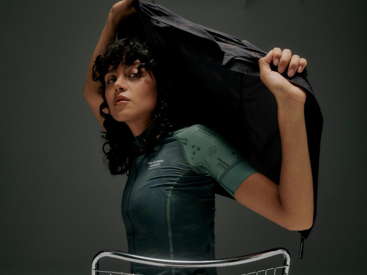 Maillot Corto Mujer Pas Normal Studios Mechanism Late Drop en Dark Moss Contrast, foto de modelo en detalle #Color_Dark Moss Contrast