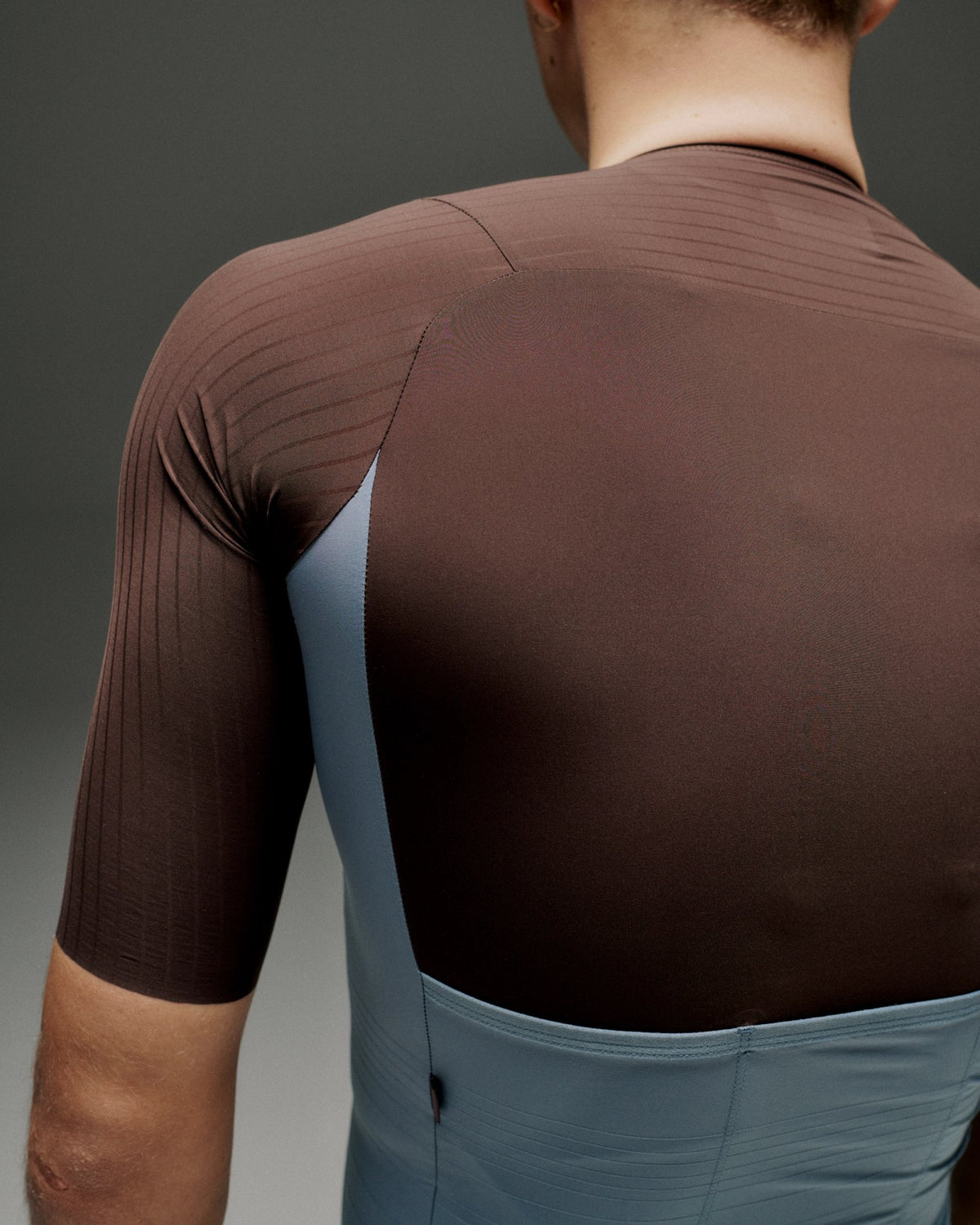 Maillot Pas Normal Studios Mechanism Pro en Dark Red / Matt Blue, detalle del tejido #Color_Dark Red / Matt Blue