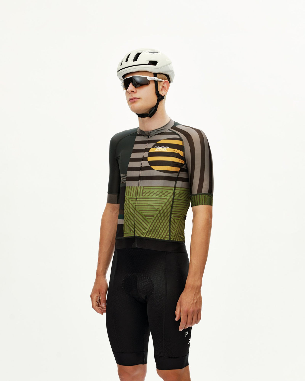Maillot Corto Pas Normal Studios Mechanism en AOP International Earth, vista frontal sobre ciclista #Color_AOP International Earth